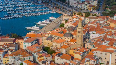 Sardinya 'daki eski Alghero kasabasının hava manzarası. Güneşli bir günde insansız hava aracıyla çekilmiş bir fotoğraf. Eski şehrin panoramik manzarası ve Alghero limanı, Sardunya, İtalya.