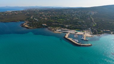 Stintino yakınlarındaki Isola Piana adasının ve Spiaggia La Pelosa plajının havadan çekilmiş fotoğrafı. Dağlık ada, mavi su ve berrak gökyüzü. Sardinya 'nın kuzeybatı kısmı, Sassari ili, İtalya.