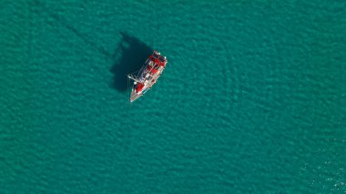 Sardinya 'nın kuzeybatısındaki Spiagga La Pelosa plajı yakınlarındaki yatlar. Stintino köyü, Sassari ili, Sardinya, İtalya. Yaz, güneşli gün, mavi su.