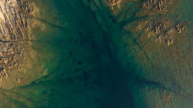 Stintino yakınlarındaki Isola Piana adasının ve Spiaggia La Pelosa plajının havadan çekilmiş fotoğrafı. Dağlık ada, mavi su ve berrak gökyüzü. Sardinya 'nın kuzeybatı kısmı, Sassari ili, İtalya.