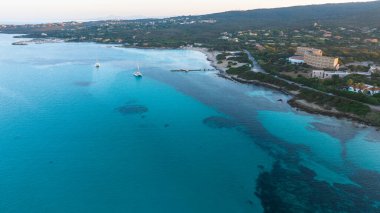 Sardinya 'nın kuzeybatısındaki Spiaggia La Pelosa ve Spiaggia Dela Pelosetta' nın hava fotoğrafı. Stintino, Sassari ili. Güneşli gün, berrak su, güzel hava.