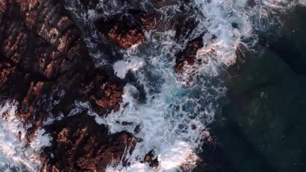 Пінисті Хвилі Скелястому Березі Пляж Пелоса Північному Заході Сардинії Італія — стокове відео