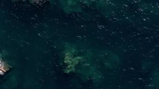 Цьому Відео Безпілотник Демонструє Ніжні Хвилі Ламаються Біля Скель Біля — стокове відео