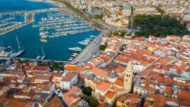 Sardinya 'daki eski Alghero kasabasının hava manzarası. Güneşli bir günde insansız hava aracıyla çekilmiş bir fotoğraf. Eski şehrin panoramik manzarası ve Alghero limanı, Sardunya, İtalya.