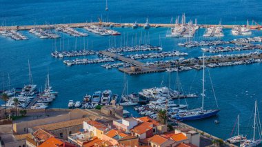 Sardinya 'daki eski Alghero kasabasının hava manzarası. Güneşli bir günde insansız hava aracıyla çekilmiş bir fotoğraf. Eski şehrin panoramik manzarası ve Alghero limanı, Sardunya, İtalya.