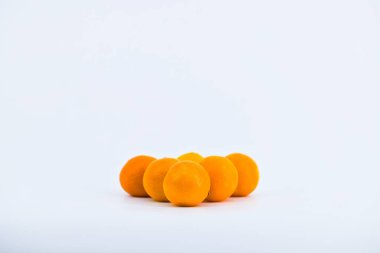 Temiz beyaz bir arkaplan karşısında mandalinaların tazeliğini yakalayan hoş bir kompozisyon..