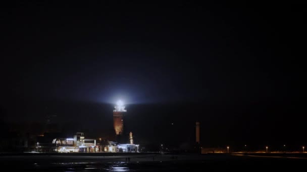 Zažijte Kouzelnou Záři Majáku Polském Koobrzegu Během Zasněžené Prosincové Noci — Stock video