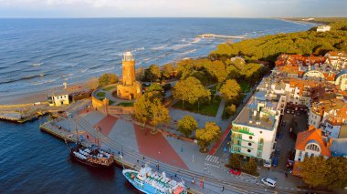 Kolobrzeg, Polonya 'daki liman ve deniz fenerinin hava manzarası. Doğal ışık, İHA fotoğrafçılığı.