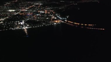 Büyüleyici bir insansız hava aracı filmi Kolobrzeg 'in deniz feneri ve kış gecesi rıhtımını sergiliyor. Sahil güzelliğini sakin bir ortam ve büyüleyici gece ışıkları ile harmanlıyor. Kolobrzeg, Polonya.