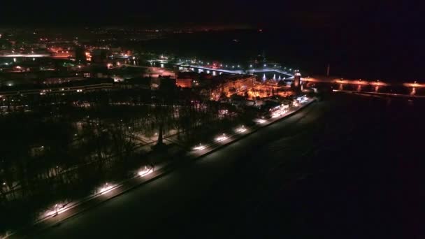 Захоплююча Плівка Безпілотника Захоплює Маяк Кообжега Вночі Взимку Освітлюючи Прибережний — стокове відео
