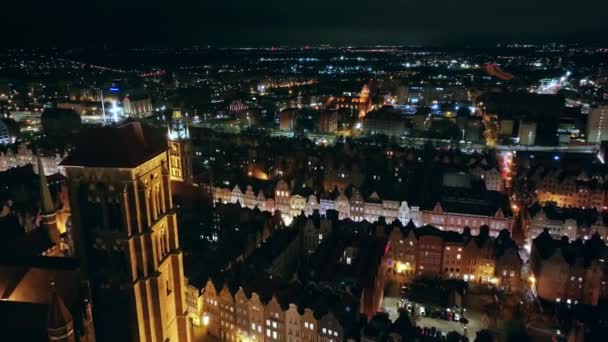 Hipnotyzujący Film Dronach Rejestruje Centrum Miasta Gdaska Nocy Grudniu Świecące — Wideo stockowe