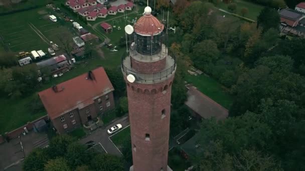 ドローンで撮影されたショートフィルムは ポーランドの西ポメラニアのヴォイヴォードシップにあるGski灯台を展示し その沿岸の美しさと美しい環境を明らかにします — ストック動画