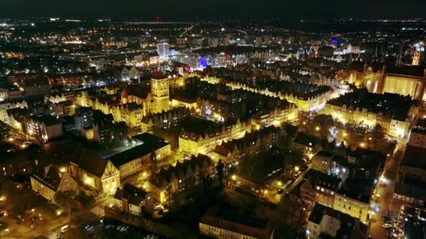 在波兰 夜色迷人的Gdask 12月的历史城市灯光下的无人机奥德赛 — 图库视频影像