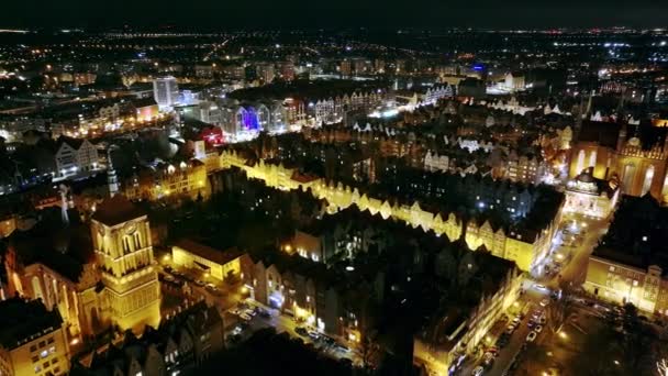 12月 夜にグダンスクの旧市街を巡るドローンの旅 グダニスク ポーランド — ストック動画