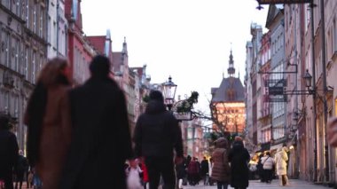Gdansk, Pomorskie, Polonya-Aralık, 16, 2023. Gdansk Dlugi Targ ana caddesi. Kış trafiği.