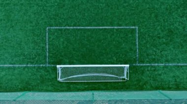 SkyKick: Futboldaki Hava Hassasiyeti - İHA 'mız gol atan bir anın hassasiyetini ve dramasını göstermek için futbol sahasında zikzak çizerek penaltı atışının şiddetini yakalarken heyecanı yaşayın. 