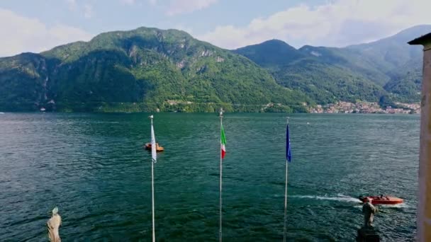 フィルムクリップは ヴィラバルセロのベルガジオ近く イタリア ロンバルディア湖でクルーズモーターボートを展示しています — ストック動画