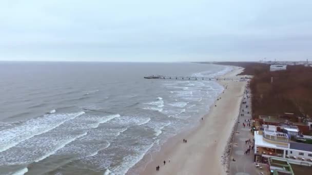 Flygbilder Från Kolobrzegs Brygga Januari Vågor Östersjön Vinterlandskapet Kuststaden Kolobrzeg — Stockvideo