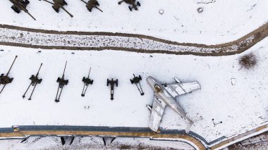 Kış boyunca Poznan Kalesi 'nde karla kaplı tanklar, topçular, zırhlı araçlar, askeri araçlar ve uçakların hava görüntüsü insansız hava aracı tarafından vuruldu..