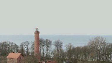 Baltık Denizi kıyısındaki Gski 'deki deniz feneri, Batı Pomeranya Voyvoda, Polonya. Kış manzarası insansız hava aracı tarafından yakalandı..
