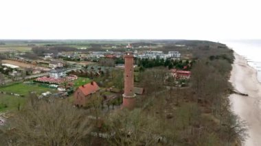 Baltık Denizi kıyısındaki Gski 'deki deniz feneri, Batı Pomeranya Voyvoda, Polonya. Kış manzarası insansız hava aracı tarafından yakalandı..