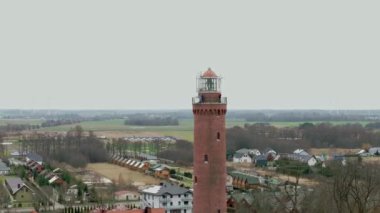 Baltık Denizi kıyısındaki Gski 'deki deniz feneri, Batı Pomeranya Voyvoda, Polonya. Kış manzarası insansız hava aracı tarafından yakalandı..