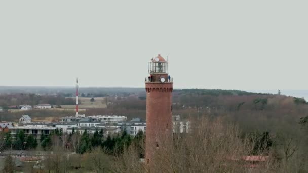 ポーランド ポーランドの西ポメラニアのヴォイヴォードシップで バルト海によるグスキの灯台 ドローンによって撮影された冬の風景 — ストック動画