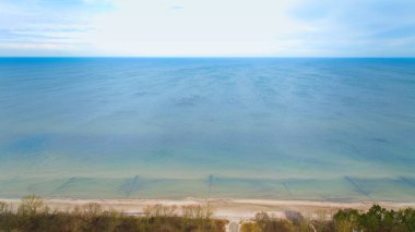 Batı Pomeranya Voyvoda, Polonya 'daki Gaski sahilini bir insansız hava aracı vurdu. Görüntüde Baltık Denizi 'nin mavi-yeşil suları, uçsuz bucaksız bir kumsal ve kum tepelerinde yapraksız ağaçlar yer alıyor. Şubat ayında çekilmiş..