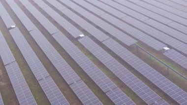 Video, temiz enerji üreten devasa bir fotovoltaik çiftliği tasvir ediyor..