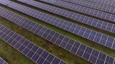 Video, temiz enerji üreten devasa bir fotovoltaik çiftliği tasvir ediyor..