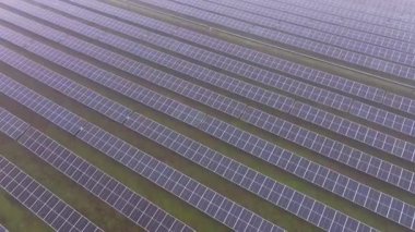 Video, temiz enerji üreten devasa bir fotovoltaik çiftliği tasvir ediyor..