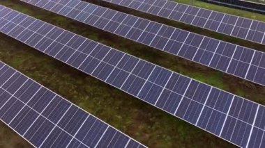 Video, temiz enerji üreten devasa bir fotovoltaik çiftliği tasvir ediyor..