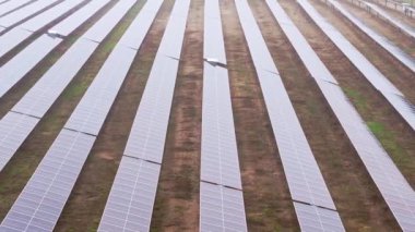 Video, temiz enerji üreten devasa bir fotovoltaik çiftliği tasvir ediyor..