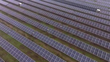 Video, temiz enerji üreten devasa bir fotovoltaik çiftliği tasvir ediyor..