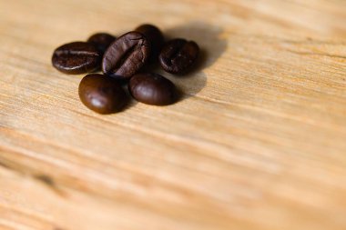 Kahve çekirdekleri çiğ, taze kesilmiş bir tahta parçasına yerleştirilmiş..