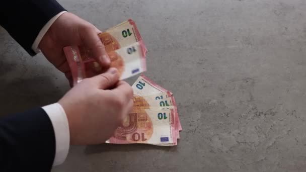 Bărbatul Costum Marină Cămașă Albă Contează Pachet Zece Bancnote Euro — Videoclip de stoc