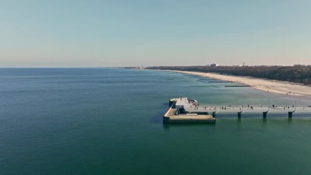 Zonnige Winterdag Koobrzeg Pier Rustige Zee Geen Golven Mensen Genieten — Stockvideo