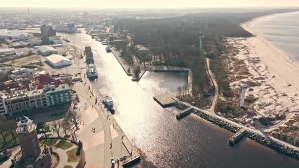 Drone Fångar Soliga Kolobrzeg Hamn Februari Flyger Med Fyr Kryssningsfartyg — Stockvideo