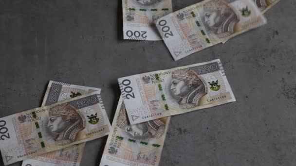 Banconote Del Valore Duecento Zloty Cadono Singolarmente Sulla Superficie Grigia — Video Stock