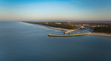 Polonya 'nın Batı Pomeranya Voyvoda limanındaki büyüleyici Mrzezyno limanını Şubat ayında Baltık Sahili' nde altın saatinde tecrübe edin..