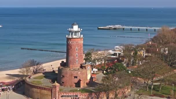 Kolobrzeg Limanındaki Güneşli Şubat Insansız Hava Aracı Görüntüleri Deniz Fenerini — Stok video
