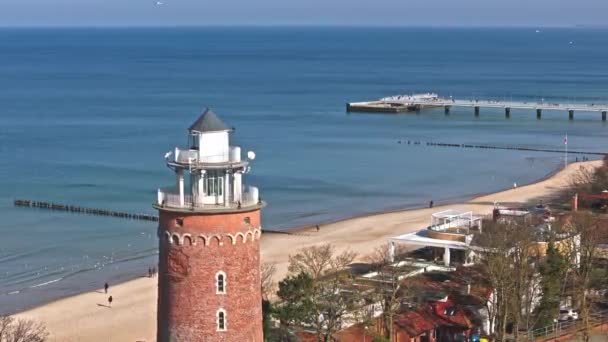 Drohnenfilm Der Den Leuchtturm Von Kolobrzeg Strandbesucher Und Den Klaren — Stockvideo