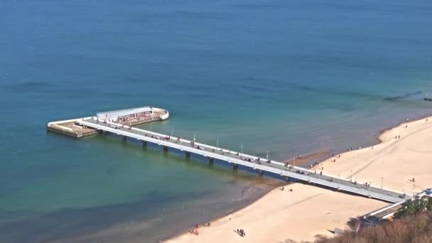 Kolobrzeg Pier Strand Touristen Blauer Himmel Seevögel Sonnigen Februar Drohnenaufnahmen — Stockvideo