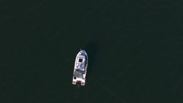 Дрон Захоплює Рибалку Човні Спокійних Балтійських Морях Біля Узбережжя Колобжега — стокове відео