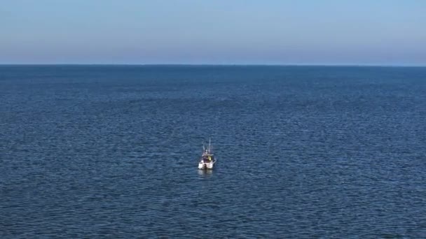 Imagens Drones Ensolarados Fevereiro Homem Pescando Barco Tranquilo Mar Báltico — Vídeo de Stock