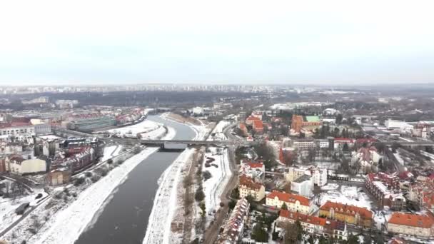 冬季1月 无人机拍摄的镜头沿着波兹纳的沃塔河飞行 拍摄了博萨夫铬桥 圣彼得和保罗大教堂以及奥斯特罗图姆斯基 它们都被白雪覆盖着 — 图库视频影像
