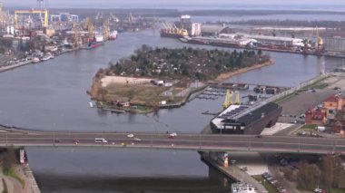 Mart ayında Szczecin 'deki Oder Nehri üzerindeki İHA görüntüleri Szczecin Kalesi Rotası' nı, arabaları, Szczecin Limanı 'nı rıhtıma yanaşmış gemileri, vinçleri, liman altyapısını ve Grodzka Adası' nı ele geçirdi..