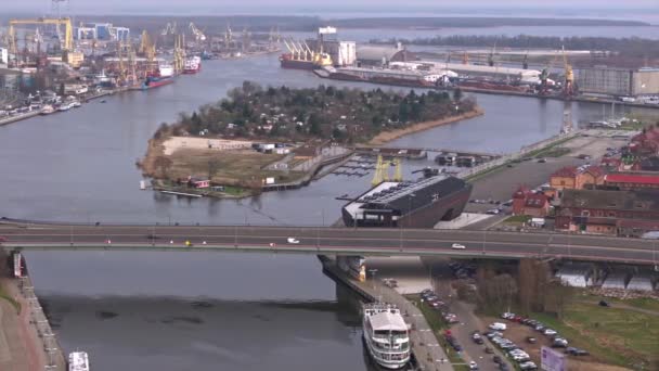 3月飞越Szczecin奥得河的无人驾驶飞机视频节目 内容包括Szczecin城堡路线 Szczecin港 停靠船只 起重机 港口基础设施和Grodzka岛 — 图库视频影像