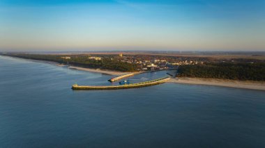 Polonya 'nın Batı Pomeranya Voyvoda limanındaki büyüleyici Mrzezyno limanını Şubat ayında Baltık Sahili' nde altın saatinde tecrübe edin..