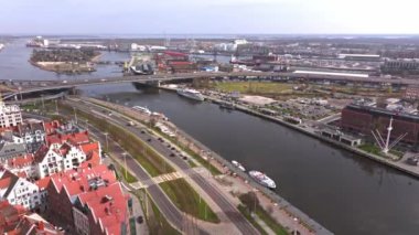 March 'ın Szczecin' deki güzelliğini, Odra Nehri 'ni, Castle Route' u, arabaları, limanı, gemileri, vinçleri ve Grodzka Adası 'nı ele geçiren İHA görüntüleriyle deneyimleyin.. 